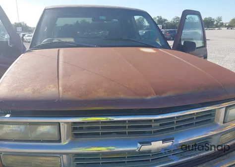 1998 Chevrolet K1500 Fleetside z USA, uszkodzony, nr VIN 1GCEK19W4WE128069